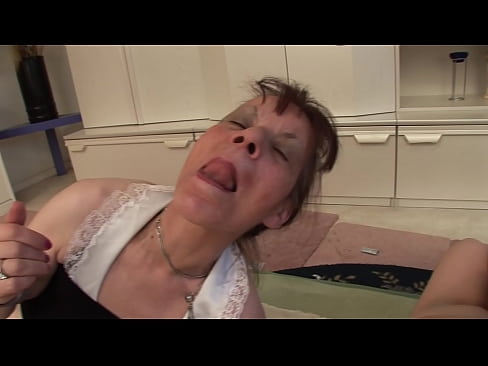 ❤️ Två mormödrar och en farfar har en trekant ❤ Sexvideo at us ❌️