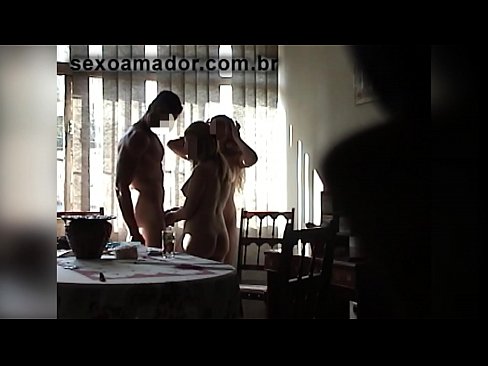 ❤️ Sexvänner bjuder in en gigantisk man och en trekant med honom ❤ Sexvideo at us ❌️