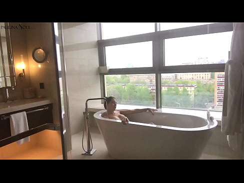 ❤️ Enorm babe som passionerat runkar av sin fitta i badrummet ❤ Sexvideo at us ❌️