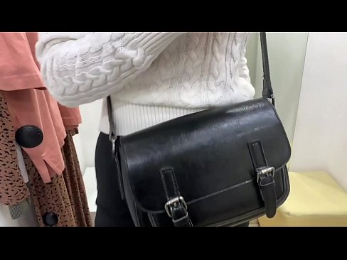 ❤️ Offentlig onani av den unga slynan FeralBerry med en dildo i provrummet ❤ Sexvideo at us ❌️
