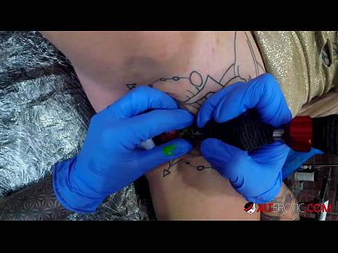 ❤️ Extremt tatuerade snyggingen Sully Savage fick en tatuering på sin klitoris ❤ Sexvideo at us ❌️