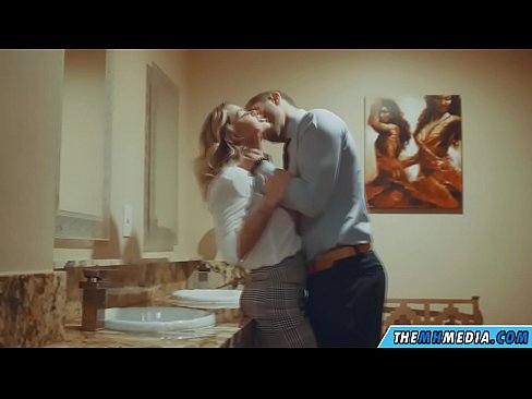 ❤️ När en bystig blondin förför dig på en offentlig toalett ❤ Sexvideo at us ❌️